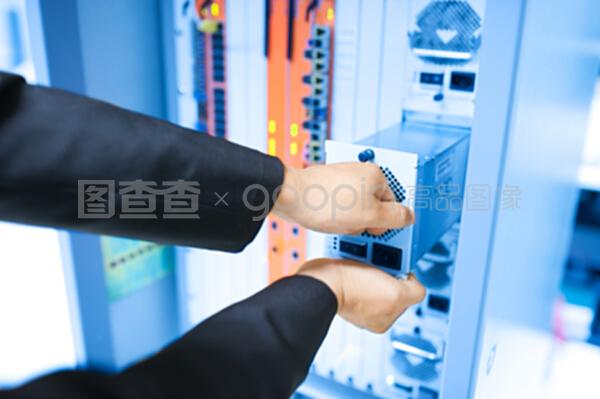 數(shù)據(jù)中心網(wǎng)絡(luò)開(kāi)關(guān)安裝與維護(hù) 確保高效運(yùn)行的關(guān)鍵步驟